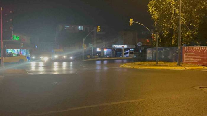 Küçükçekmece’de Seyir Halindeki Araca Silahlı Saldırı: 1 Yaralı