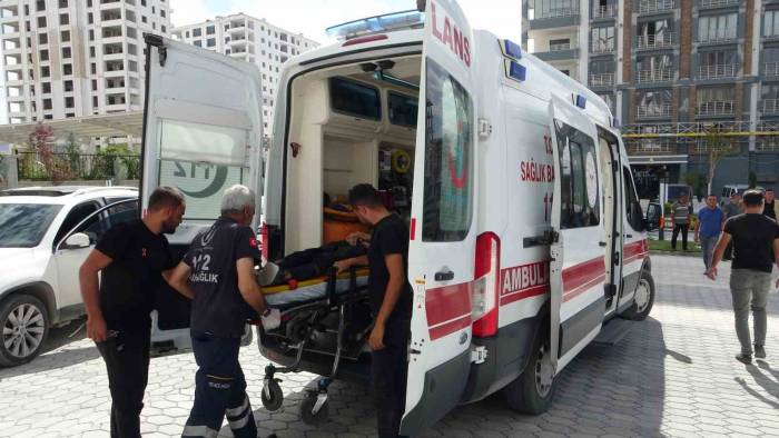 İnşaat İskelesi Çöktü, 2 İşçi Yaralandı