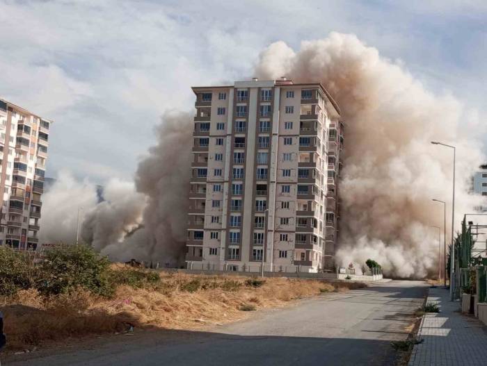 Malatya’da Yüksek Katlı Binaların Patlayıcı İle Yıkımı Sürüyor