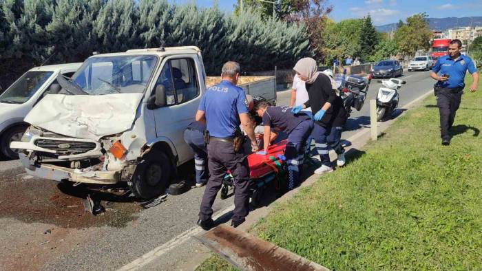 Kamyonet Tıra Arkadan Çarptı
