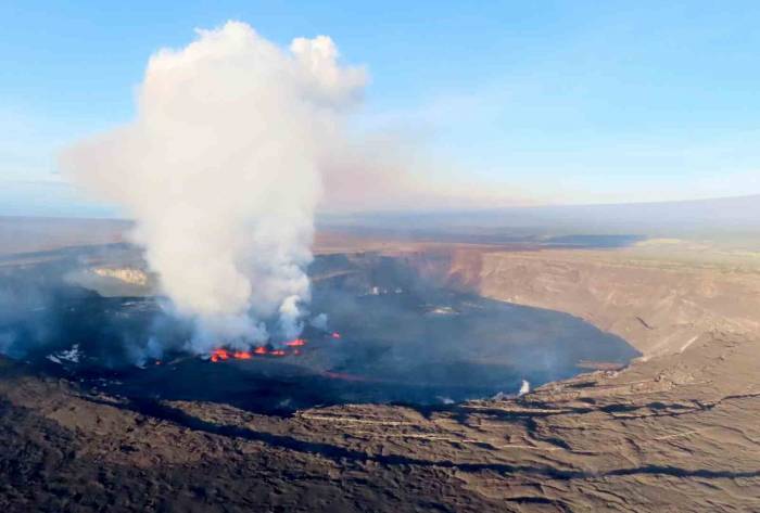 Kilauea Yanardağı Kül Ve Duman Püskürtmeye Devam Ediyor
