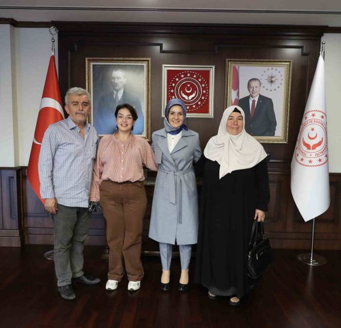 Bakan Göktaş, Bilgi Yarışmasında 1 Milyon Lira Ödül Kazanan Rabia Birsen İle Bir Araya Geldi