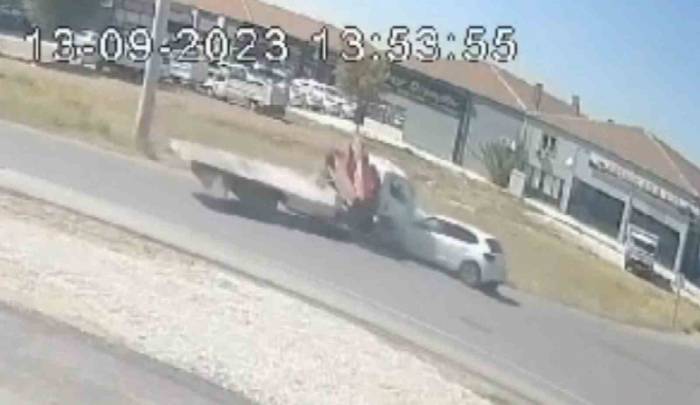 Vinç İle Otomobil Kafa Kafaya Çarpıştı, 1 Kişi Yaralandı: Kaza Anı Kamerada