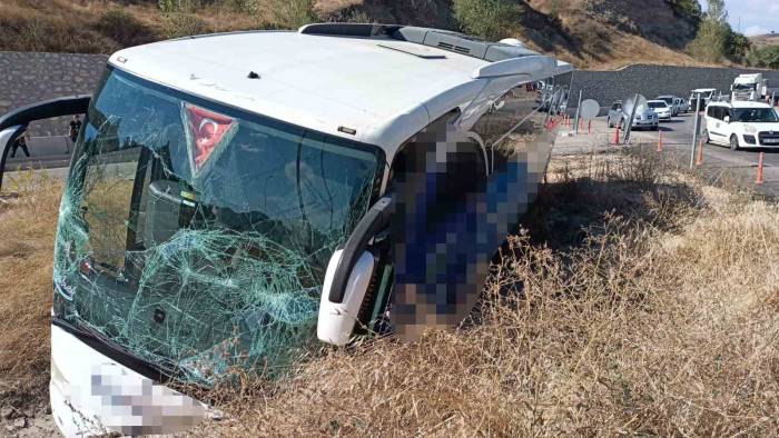 Amasya’da Yolcu Otobüsü Yoldan Çıktı: 1 Yaralı