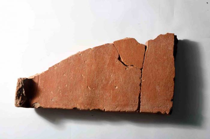 2 Bin 500 Yıllık Zar Oyunu Tablası Bulundu