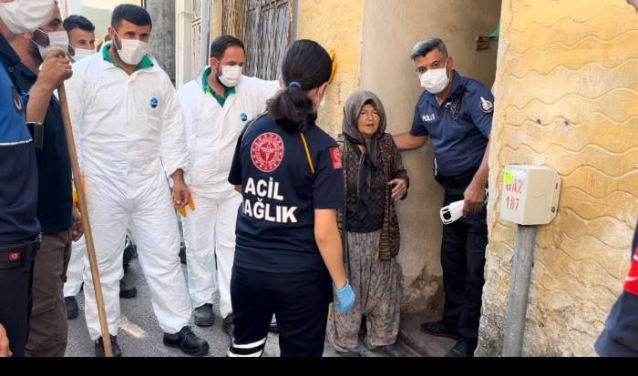 Kamyon Kamyon Çöp Çıktı...evini Temizlettirmek İstemeyen Kadın Arka Arkaya Beddua Yağdırdı