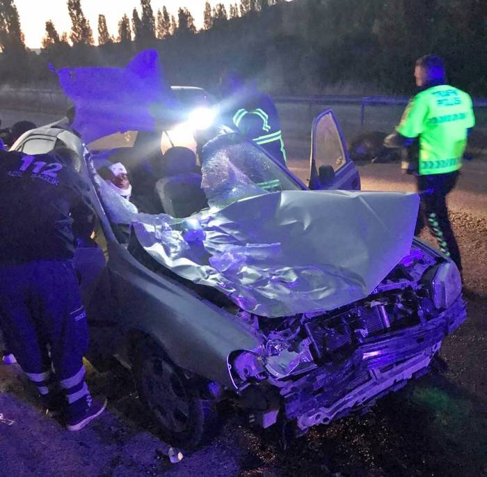 Otomobil Büyükbaş Hayvanlara Çarptı: 2 Yaralı