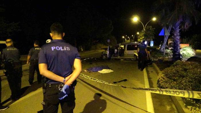 Hafif Ticari Araç Palmiye Ağacına Ve Aydınlatma Direğine Çarptı: 2 Ölü