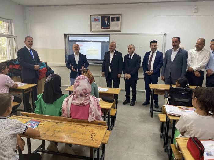 Depremzede Öğrencilere Kırtasiye Malzemesi Dağıtıldı