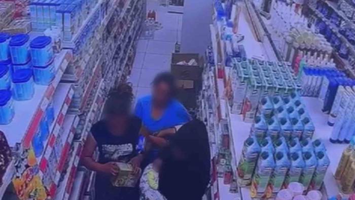 Marketten Bebek Maması Çalan Kadının Mamayı Eteğinin İçine Sakladığı Anlar Kamerada
