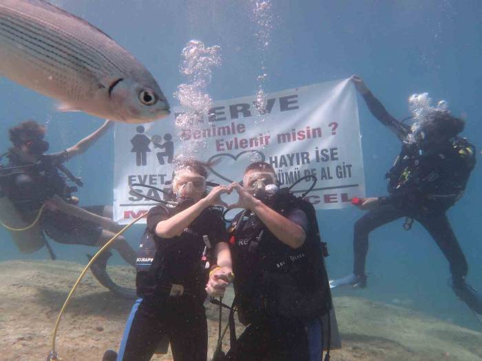 Böyle Olur Dalgıçların Evlilik Teklifi: "Cevabın ’hayır’ İse Oksijen Tüpümü De Al Git"