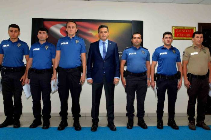 Eşini Yaralayan Zanlıyı Yakalayan Polis Memurları Ödüllendirildi