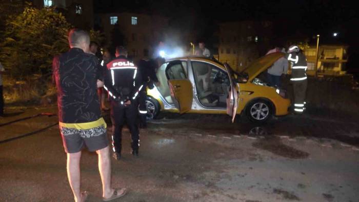Kırıkkale’de Ticari Takside Çıkan Yangını İtfaiye Söndürdü
