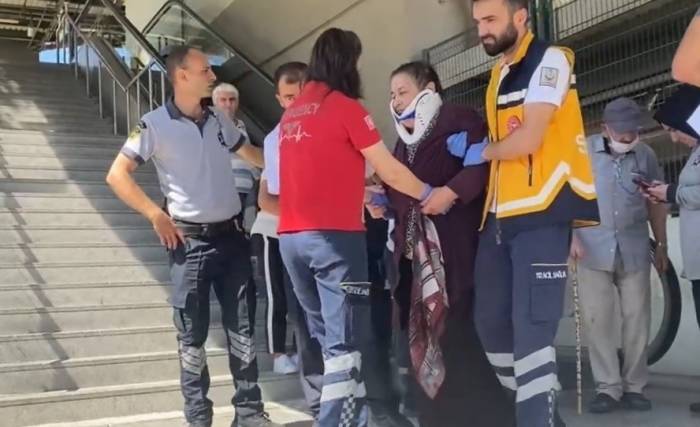 Dengesini Kaybeden Kadın Yürüyen Merdivenden Düştü