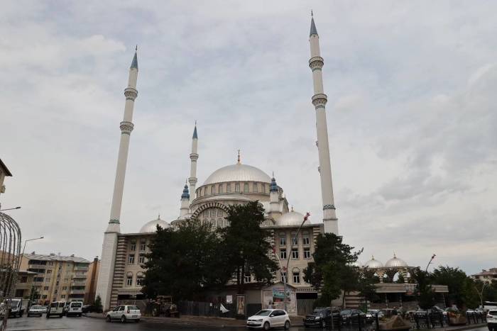Vali Çakır, Camii İnşaatında İncelemelerde Bulundu