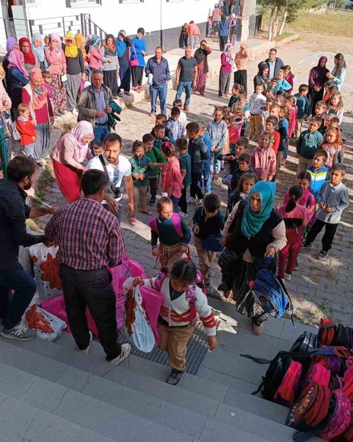 Öğrencilerin Kırtasiye İhtiyaçlarını Hayırsever Aile Giderdi