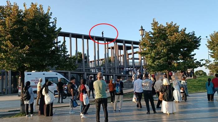 Müze Korkuluklarında Can Pazarı, Aşağıda Canlı Yayın Telaşı
