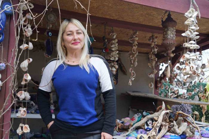 Selin Sürüklediği Ağaç Kökleri İle Taşları Toplayıp Dekoratif Süs Eşyalarına Dönüştürdü