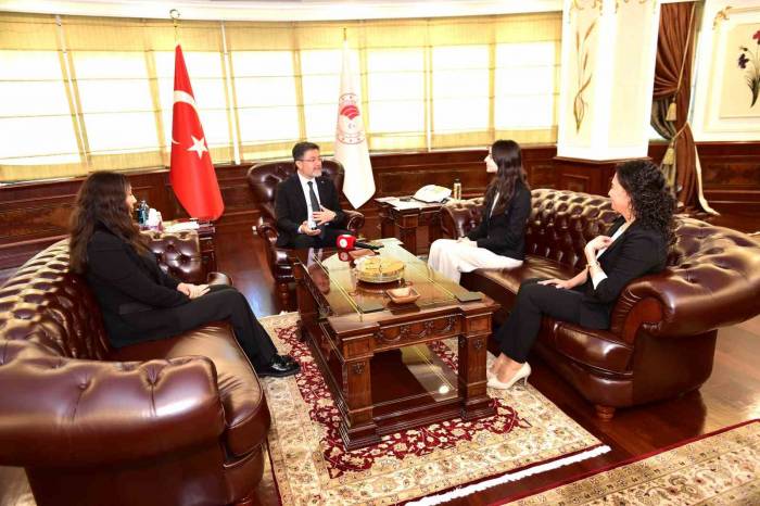 Bakan Yumaklı, İsveç’te Su Ödülü Alan Ayşe Pelin Dedeler İle Bir Araya Geldi