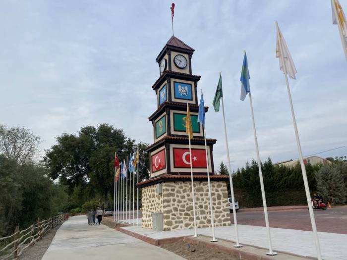 Türk Hakimiyeti Anıtı’nda 1075 Yılından Bu Yana Kesintisiz Ayakta Duran 3 Devletin Bayrakları Yer Alıyor