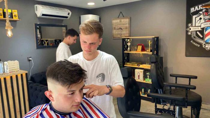 Genç Kuaför Müşterisini Deniz Manzarası Eşliğinde Tıraş Etti