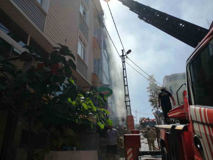Ataşehir’de Restoranda Korkutan Yangın: Bir Kişi Dumandan Etkilendi