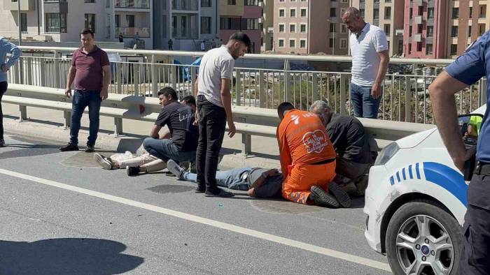 Başakşehir’de Ticari Araç Takla Attı: 2 Yaralı