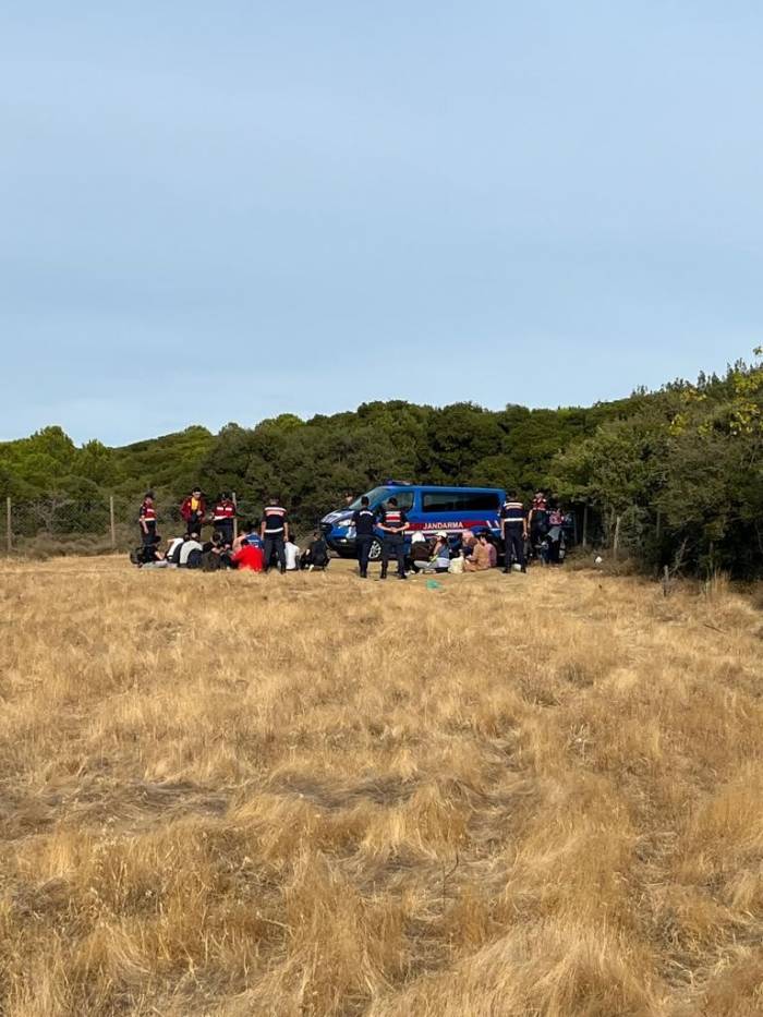 Çanakkale’de Minibüste 34 Kaçak Göçmen Yakalandı