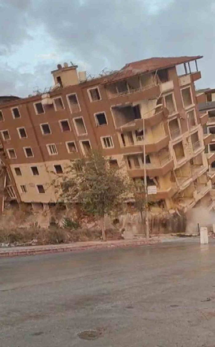 Kolonları Kesilerek Yıkılan 8 Katlı Binanın Yerle 1 Olma Anı Kamerada