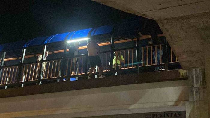 İntihara Kalkışan Genci Polis İkna Etti