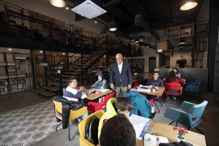 Efeler Belediye Başkanı Atay: "Gençlere En Büyük Mirasım Kitap Kafeler"