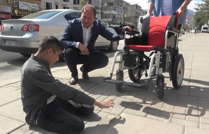 Bin 500 Kilometre Yol Kat Ederek Recep’e Akülü Sandalye Getirdiler