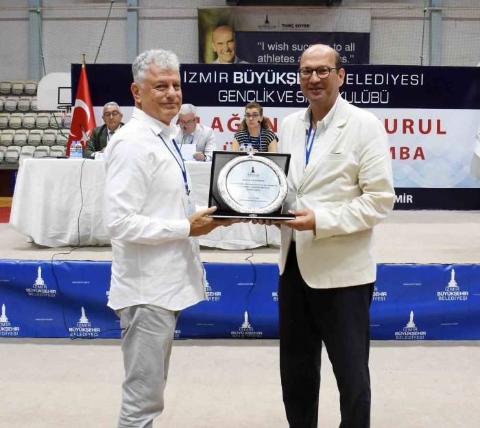 İzmir Büyükşehir Belediyesi Gençlik Ve Spor Kulübü’nde Bayrak Değişimi