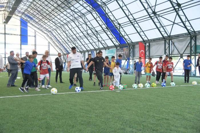 Kahramankazan Belediyesi’nden Kapalı Halı Saha Kompleksi Hizmeti