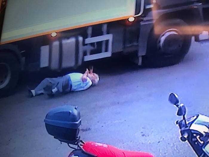 Çöp Kamyonunun Üzerinden Geçip Sürüklediği Yaşlı Adam Ağır Yaralandı