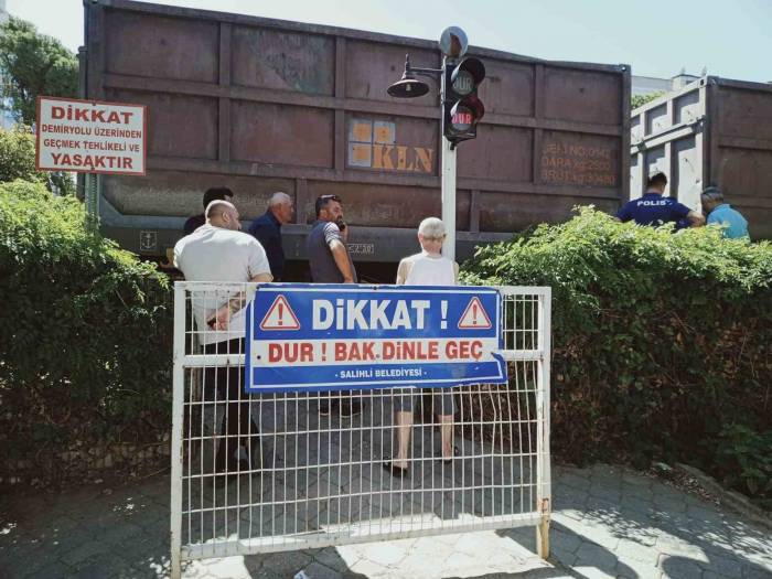 Manisa’da Yük Trenin Çarptığı Genç Hayatını Kaybetti