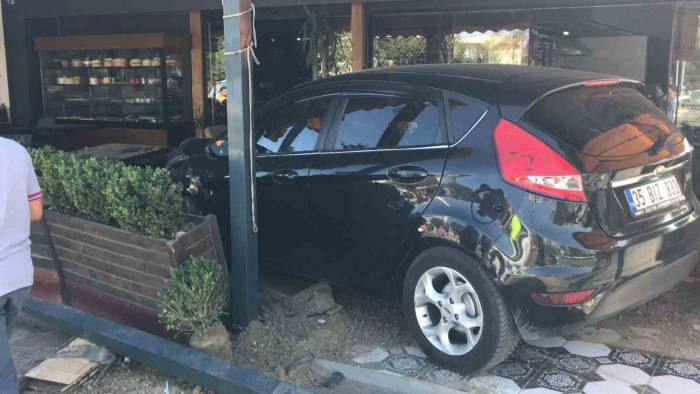 Manisa’da Kontrolden Çıkan Araç Kafeye Daldı: 2 Yaralı