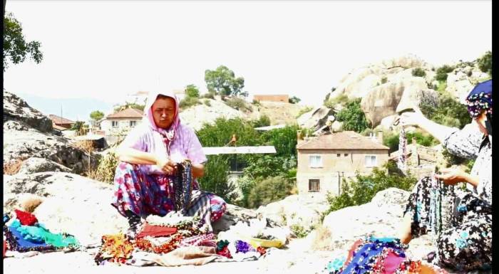 Köylü Kadınlar, Hem Rehberlik Hem De Ticaret Yapıyorlar