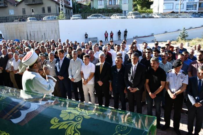 Şehit Babası Topçu Toprağa Verildi