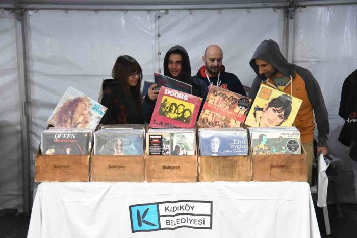 Kadıköy’de Plaklar Barış Manço Anısına Dönecek