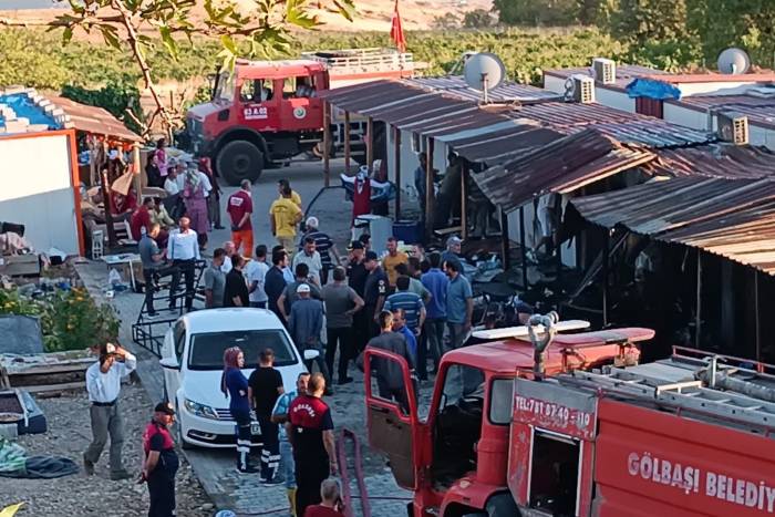 Elektrik Kontağından Çıkan Yangında 5 Konteyner Yandı
