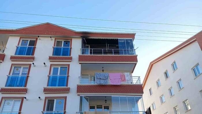 Elektrik Tesisatında Çıkan Yangın Evi Küle Çevirdi