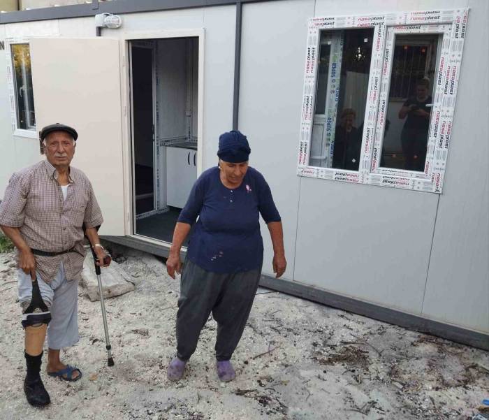 Bacağı Kesilen Ve Torunlarına Da Bakan Yaşlı Amcaya Konteyner