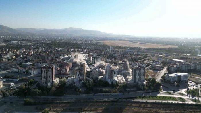 Dünyada İlk Kez 15 Katlı 9 Blok Tek Seferde Patlayıcı İle Yıkıldı