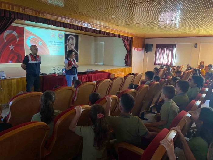 Jandarma Ekipleri Öğrencileri Bilgilendiriyor