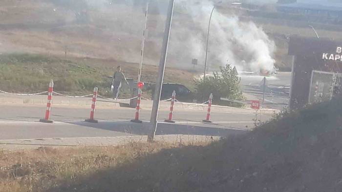 Üniversitenin Girişinde Otomobil Alev Alev Yandı