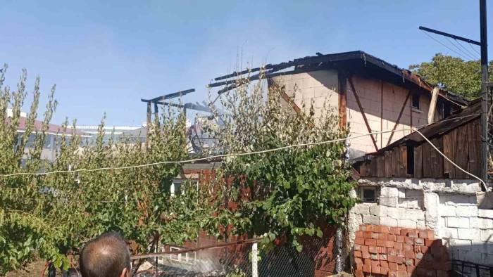 Eşi Ve Kayınvalidesi İle Tartışan Kadın Evi Ateşe Verdi