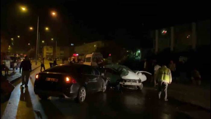 Bursa’da 2 Araç Kafa Kafaya Çarpıştı: 1’i Ağır 2 Yaralı