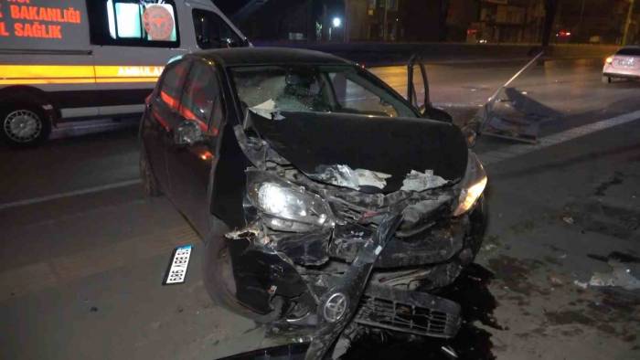 Direksiyon Hakimiyetini Kaybetti, 2 Araca Ve Direğe Çarparak Durabildi