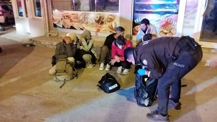 Polisten Kaçan Göçmen Kaçakçıları, Yol Çalışmasının Yapıldığı ‘Kapalı’ Sokakta Yakalandı